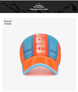 Detail der atmungsaktiven orange-blauen Mesh-Baseballkappe mit weißem SPORT-Aufdruck