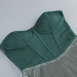 Détail du tissu bandage côtelé vert foncé avec patchwork métallique argenté et couture
