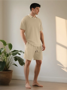 Dettaglio della texture del set beige polo e pantaloncini con righe verticali