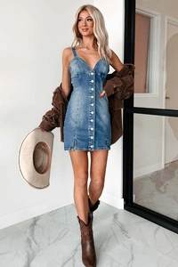 Detailansicht des blauen Jeans-Minikleids mit Knopfleiste vorne und schmaler Passform