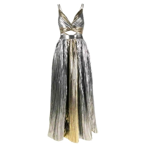 Détail d'une robe maxi plissée métallique avec col en V profond et découpe à la taille