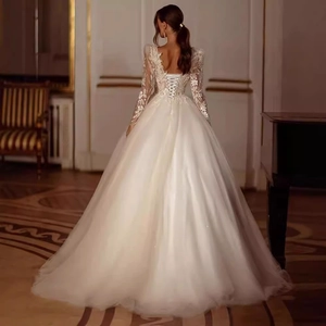 Robe de mariée en dentelle à col en V avec manches longues et laçage au dos