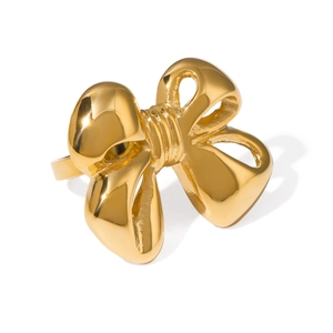 Detailansicht eines polierten goldenen Schleifenrings mit spiegelnder Metalloberfläche