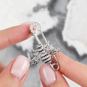 Vue détaillée de la broche abeille en argent S925 avec zircons noirs et blancs étincelants