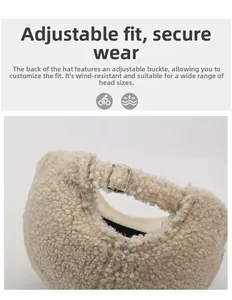Détail de la boucle métallique réglable sur la casquette en polaire beige ajustable