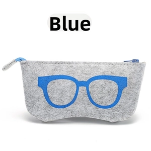 Dettaglio custodia occhiali in feltro grigio chiaro con cerniera blu e decorazione