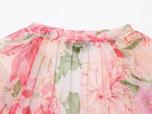 Dettaglio di camicia in chiffon a fiori con delicate pieghe e tessuto leggero e morbido