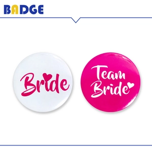 Détail des badges en fer-blanc Bride et Team Bride avec finition brillante pour EVJF