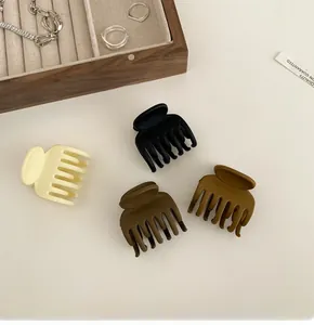 Piccole mollette per capelli opache in toni terra, vista dall'alto per acconciature eleganti