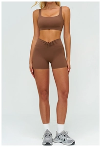 Dettaglio dei pantaloncini da yoga color cacao a vita alta con scollo a V e top
