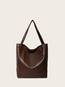 Détail du sac cabas en simili cuir marron foncé avec texture huilée vintage et anses