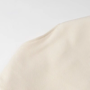 Vista macro dettagliata della trama del tessuto a coste beige e del motivo a costine