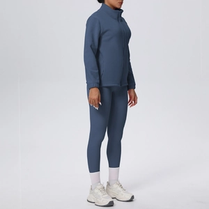 Inquadratura completa di un set da yoga blu scuro con giacca slim con zip e leggings attillati