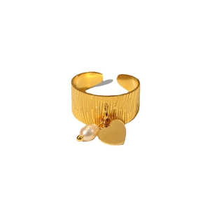 Anello in acciaio inossidabile placcato oro 18K con ciondolo a cuore e perla su bianco