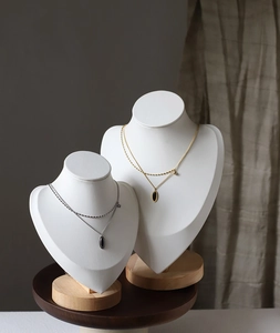 Détail de colliers superposés vintage avec pendentif ovale noir en or et argent