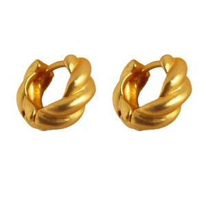 Minimalistische gedrehte Croissant Creolen in mattem Gold auf weißem Hintergrund