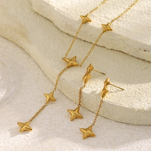 Détail du collier étoile et boucles d'oreilles à pampilles en acier inoxydable plaqué or 18K