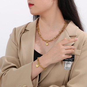 Set elegante con collana e bracciale in acciaio inossidabile placcato oro 18k con cuore