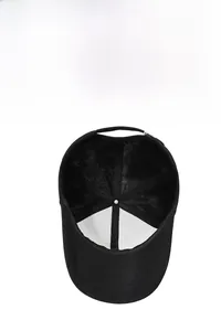 Détail de la doublure en filet respirant et du bandeau intérieur de cette casquette noire