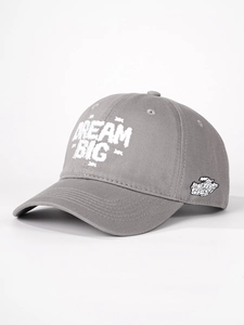 Detailaufnahme der weißen Dream Big Stickerei auf der grauen Baumwoll-Basecap