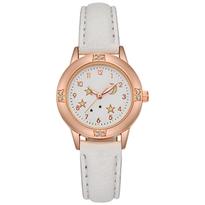 Détail du boîtier de montre or rose avec cadran lune étoilée et accents diamants