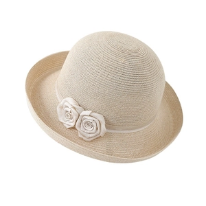 Chapeau cloche élégant en paille beige avec deux roses en tissu pour l'été