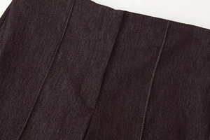 Gros plan détaillé des coutures et du tissu du pantalon évasé en jean violet foncé