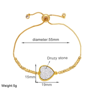 Dettaglio del bracciale con cuore dorato, intarsio in pietra Druzy e chiusura regolabile