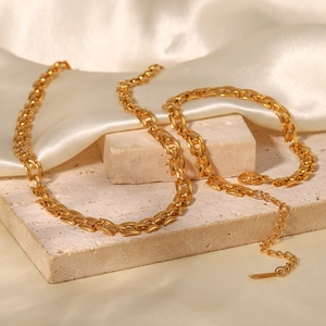 Collier en acier titane 18K de style français avec maillons rectangulaires sur pierre