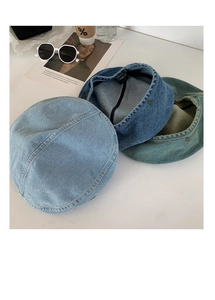 Detailtextur von Denim-Baskenmützen aus Baumwolle in Hellblau, Mittelblau und Graugrün