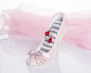Detailed view of high heel jewelry stand in pink suede with grey velvet ring slots