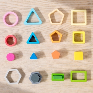 Pädagogisches Holz-Geometrie-Set mit bunten Formen auf natürlichem Holzhintergrund
