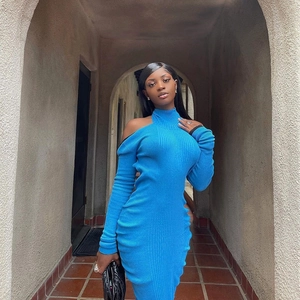 Détail d'une robe en maille bleue avec col licou et design à épaules dénudées