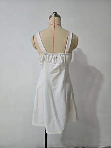 Detail van witte mini-jurk met elastische gerimpelde rug en hoge taille op mannequin