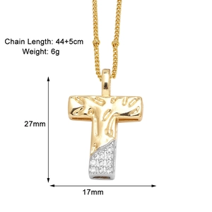 Détail du pendentif lettre T et croix bicolore doré avec dimensions et longueur de chaîne