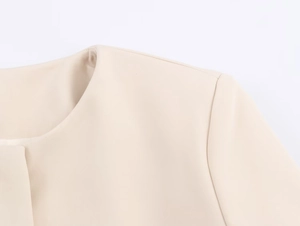 Detail der Nähte und Schnitte am Ausschnitt und an der Schulter der beigen Anzugjacke