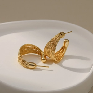 Elegantes pendientes en C de oro de 18K con diseño de hilos metálicos multicapa