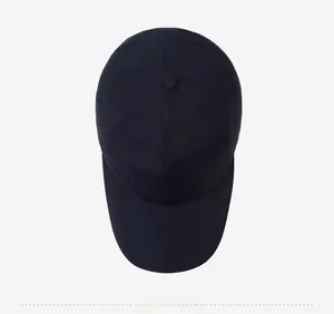 Vista dall'alto di un cappellino da baseball minimalista blu navy a tinta unita