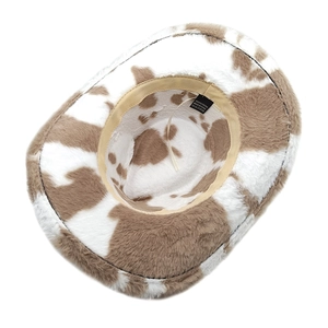 Détail de l'intérieur du chapeau en peluche à motif vache avec étiquette 100% polyester
