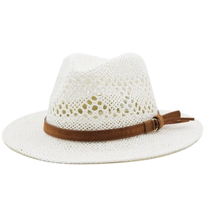 Chapeau de paille de raphia ajouré avec bande en daim marron et boucle métallique chic