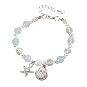 Dettaglio di bracciale con perle oceano, ciondolo a stella marina e chiusura regolabile