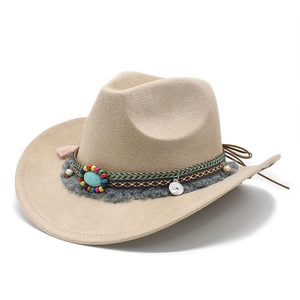 Détail d'un chapeau de cowboy en daim avec bande bohème, turquoise et glands colorés