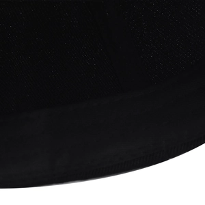 Détail macro du tissu en coton noir tissé de haute qualité sur une casquette Dallas