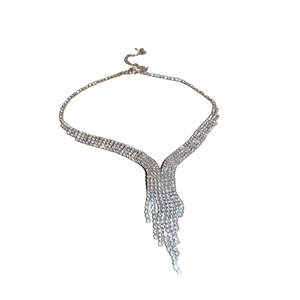 Set collana a nappa a Y e orecchini in argento con strass scintillanti ed eleganti