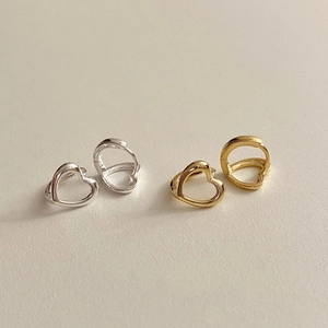 Vue détaillée des boucles d'oreilles cœur en argent 925 poli, coloris doré et argenté