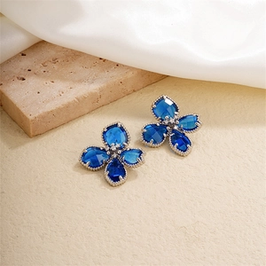 Boucles d'oreilles fleurs bleues style français élégant avec bords perlés argentés