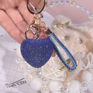 Detail eines blauen Strass-Herz-Schlüsselanhängers mit passendem Riemen und Goldclip