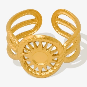 Gros plan détaillé d'une bague ouverte plaquée or 18 carats avec motif soleil ajouré