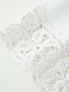 Gros plan sur la bordure en dentelle blanche délicate avec des motifs complexes