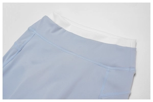 Detailansicht des hohen Rippbundes mit Flachnähten an der hellblauen Yoga-Sporthose